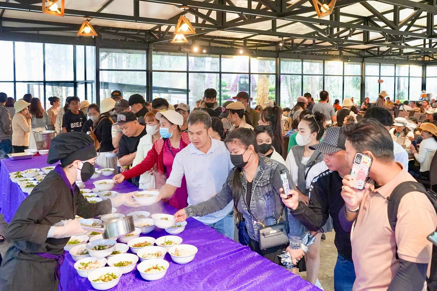 Đoàn du khách dùng bữa trưa. Ảnh: TLTY