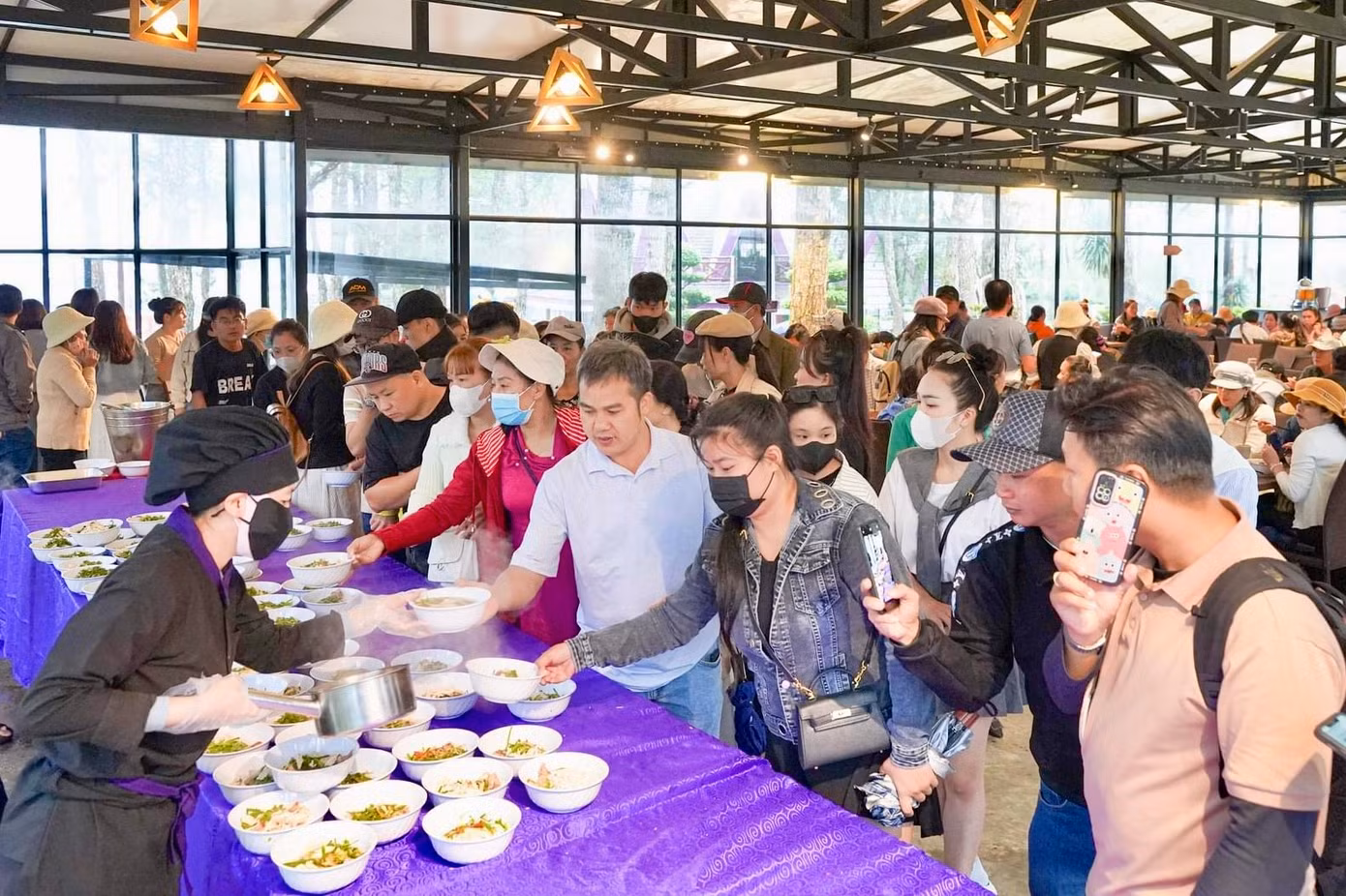 Đoàn du khách dùng bữa trưa. Ảnh: TLTY
