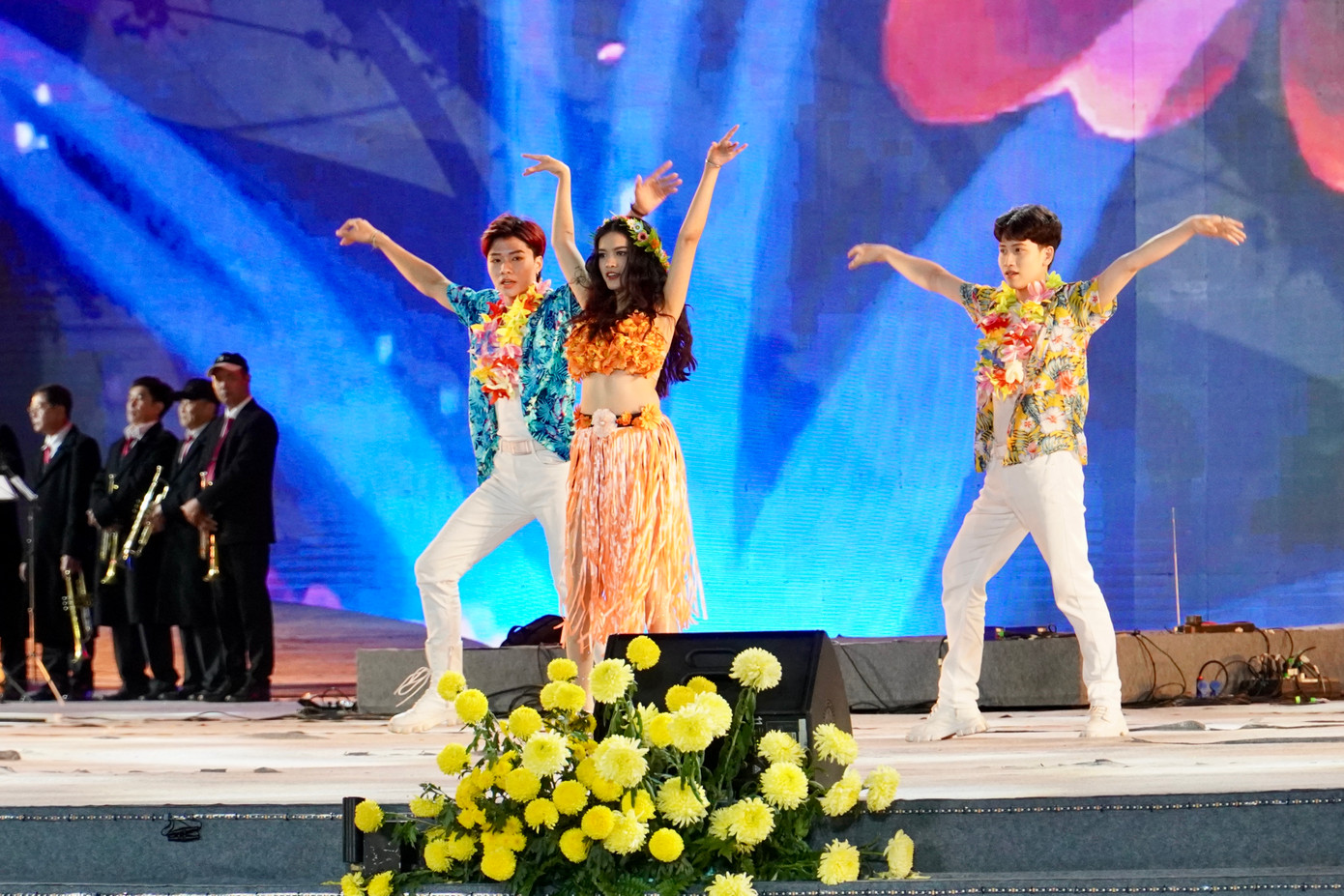 Chương trình có sự tham gia của 14 nhóm nghệ thuật, 40 nghệ nhân cồng chiêng, 10 xe hoa và hơn 400 diễn viên là người dân Đà Lạt.