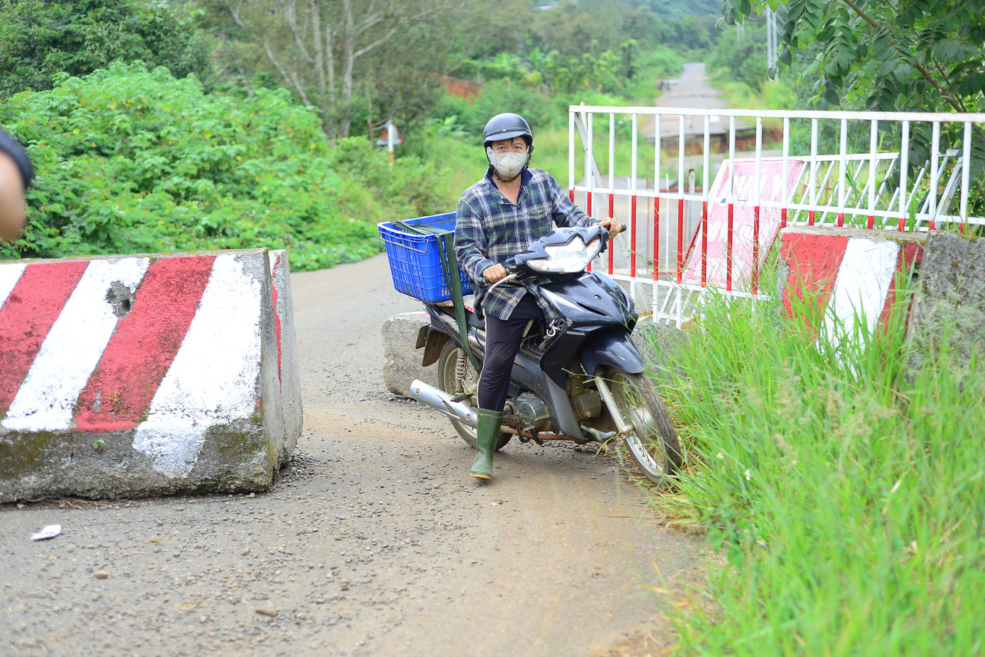 Hiện hai đầu điểm sụt lún đã được cơ quan chức năng đặt biển cấm người và các phương tiện lưu thông qua lại; đồng thời, dựng rào chắn để đảm bảo an toàn. Tuy nhiên, vì nhu cầu đi lại hàng ngày, một số người vẫn mạo hiểm dỡ rào chắn để lưu thông.