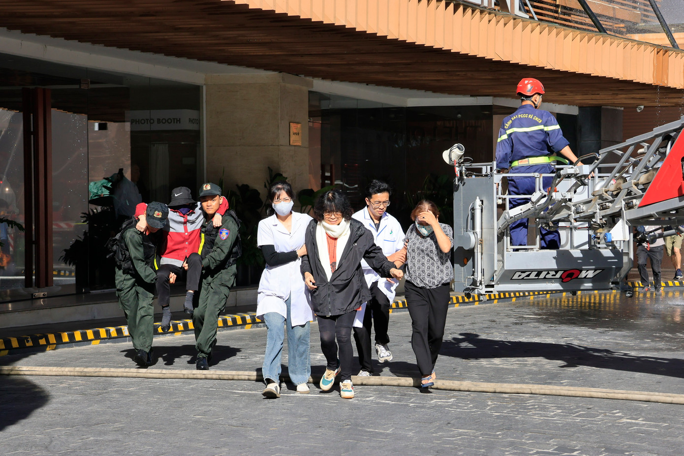 Các lực lượng được phân công ở mặt đất tiếp nhận các nạn nhân, sơ cứu và đưa đi cấp cứu kịp thời.