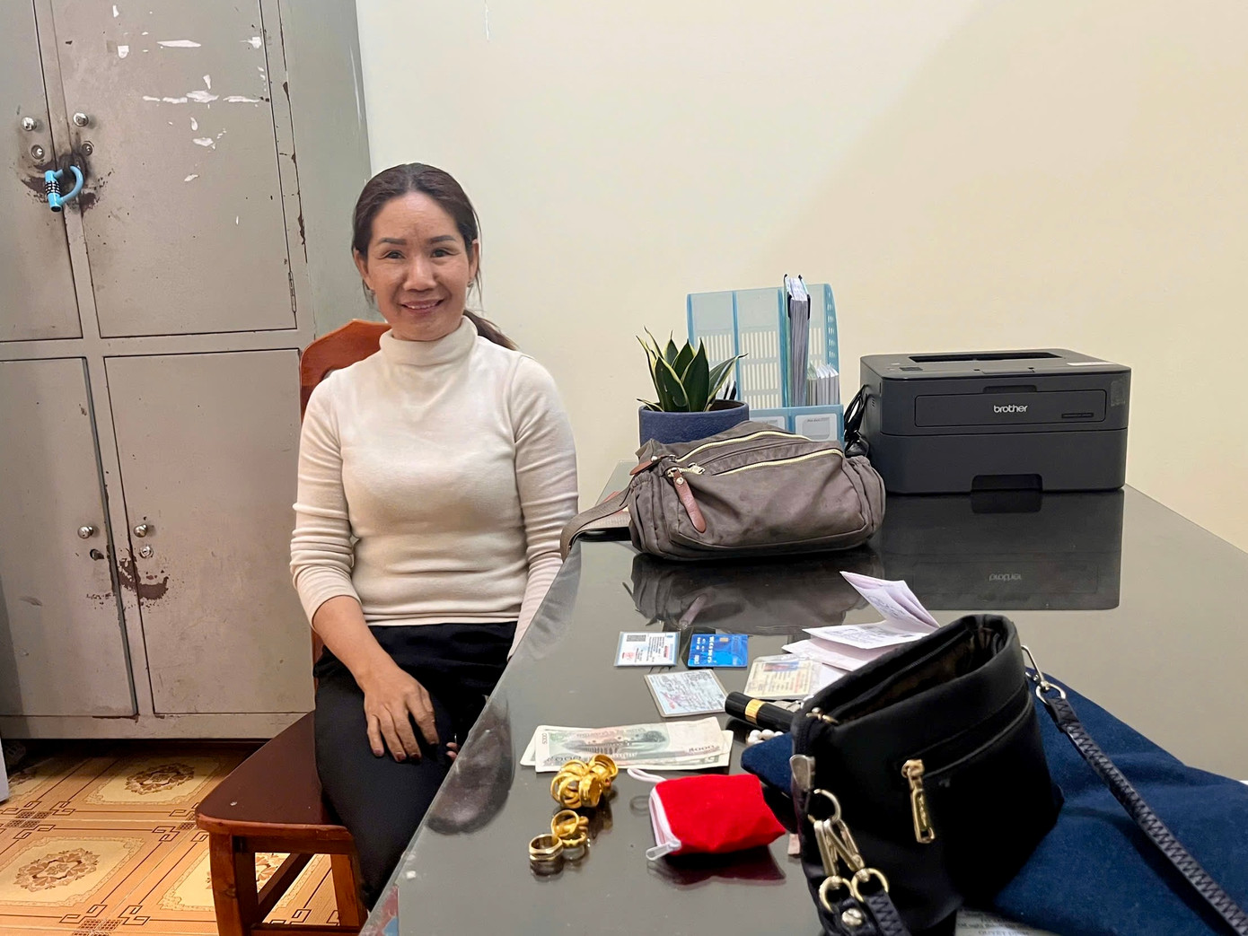 Chị Ngân mang số tài sản nhặt được trình báo công an