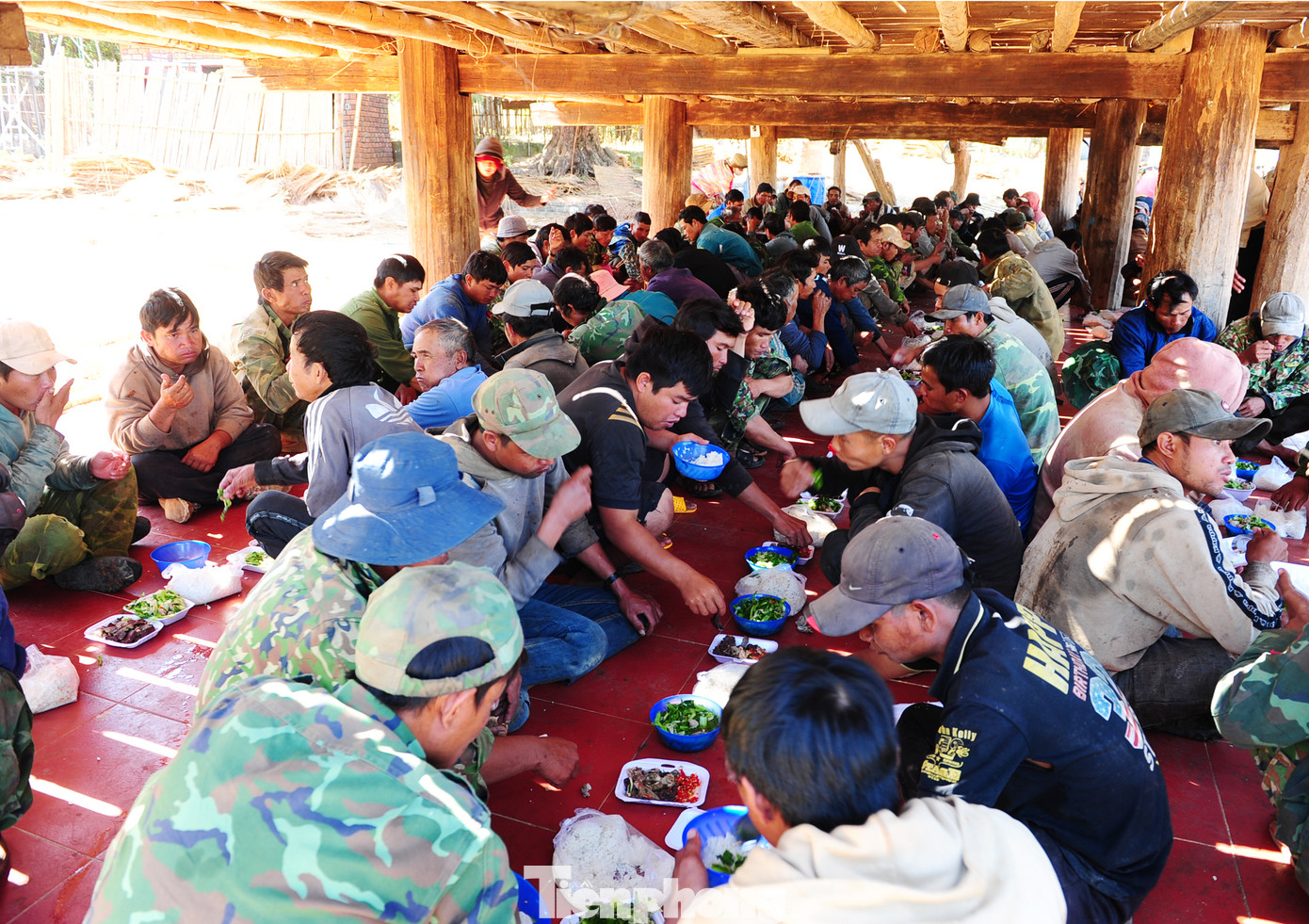 Mặc dù bữa cơm trưa đơn giản nhưng ai nấy đều vui vẻ.