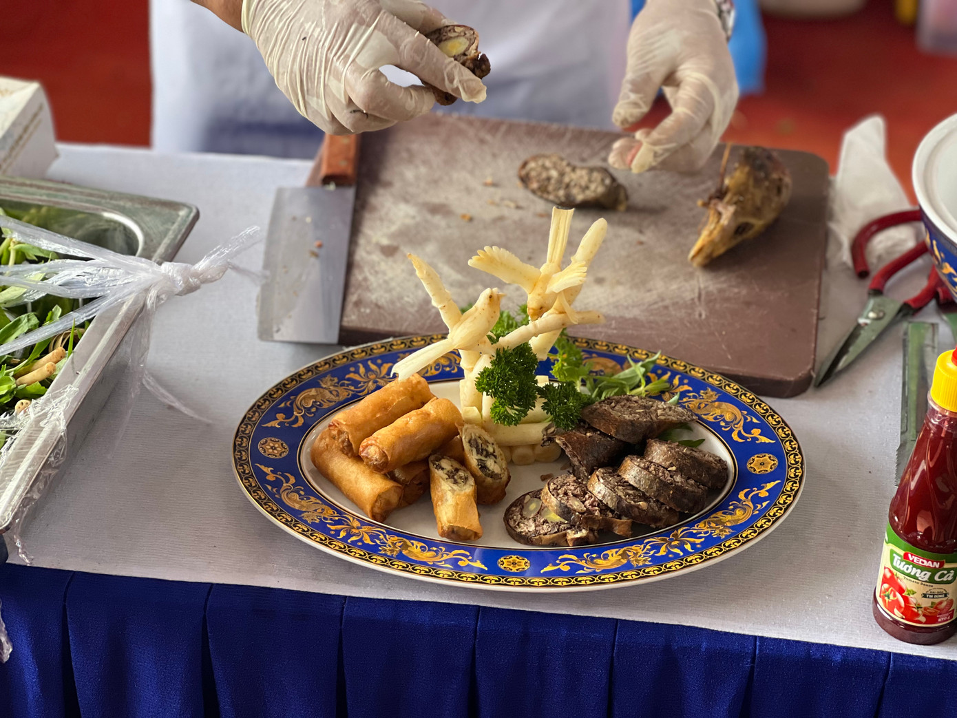 Ông Kim Thành Long - Phó giám đốc Trung tâm nghiên cứu bảo tồn ẩm thực Việt Nam cho hay, dược tính của sâm dây rất cao và thường để chế biến những món ăn rất hấp dẫn và có mùi thơm đặc trưng. "Trước đây rất ít người biết đến món ăn từ sâm dây. Những sự kiện thế này sẽ quảng bá được các món ăn từ hồng đẳng sâm đến nhiều người hơn", ông Long nhấn mạnh