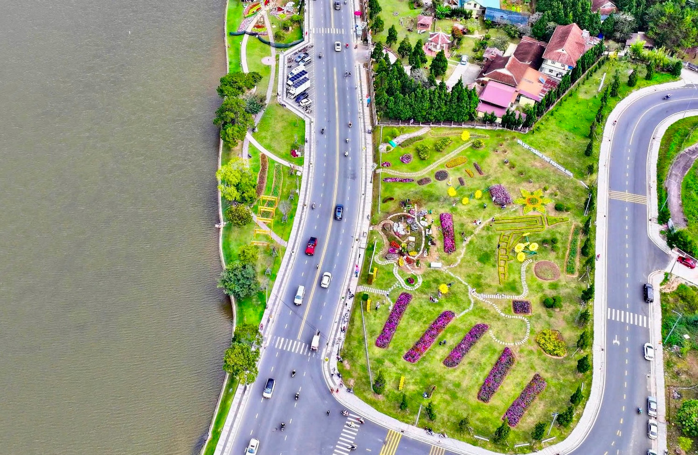 Chiều tối 4/12, UBND tỉnh Lâm Đồng cho biết, công tác chuẩn bị sân khấu, các tiểu cảnh hoa, các chương trình hưởng ứng đã và đang được thực hiện đồng bộ, nhằm phục vụ tốt nhất cho Festival hoa Đà Lạt lần thứ 10 - năm 2024.