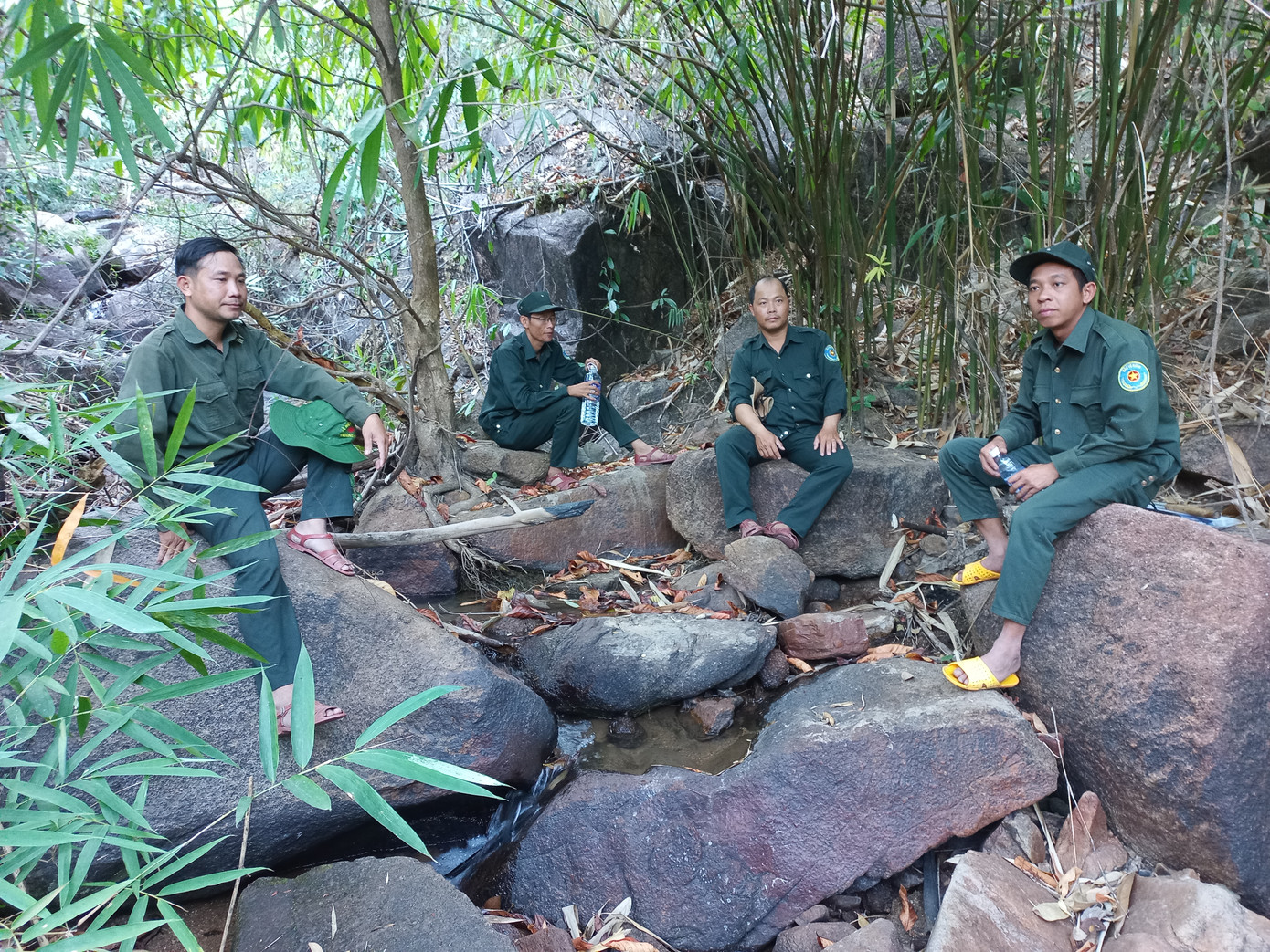 Lực lượng nghỉ chân bên những mỏm đá. Lực lượng nghỉ chân bên những mỏm đá.
