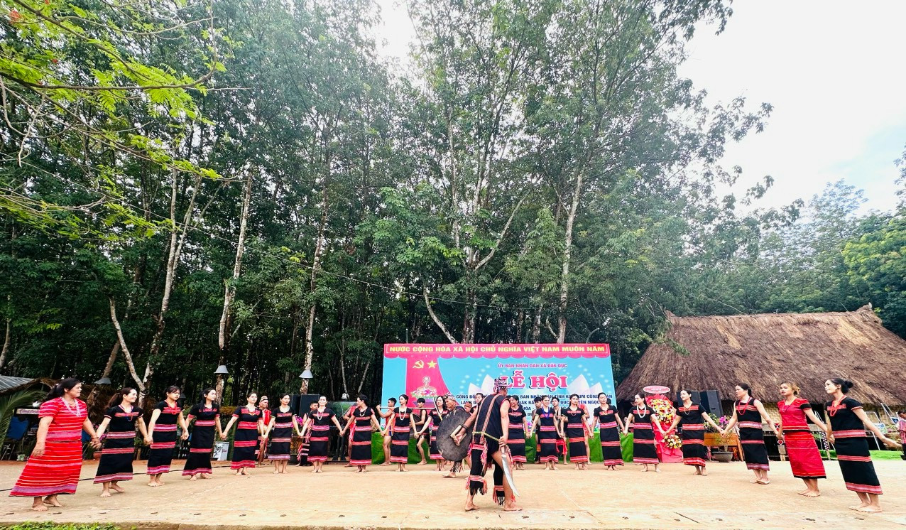 Già làng Đăk Răng Blong Vẽ chia sẻ, bà con nơi đây ai nấy đều rất phấn khởi khi làng được công nhận là Làng du lịch cộng đồng. Qua đó không chỉ đẩy mạnh những nét đẹp văn hóa, mà còn tăng thêm thu nhập, cải thiện cuộc sống nhờ làm du lịch