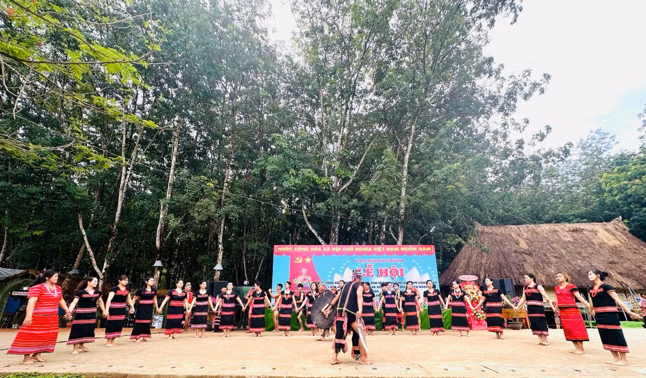 Già làng Đăk Răng Blong Vẽ chia sẻ, bà con nơi đây ai nấy đều rất phấn khởi khi làng được công nhận là Làng du lịch cộng đồng. Qua đó không chỉ đẩy mạnh những nét đẹp văn hóa, mà còn tăng thêm thu nhập, cải thiện cuộc sống nhờ làm du lịch