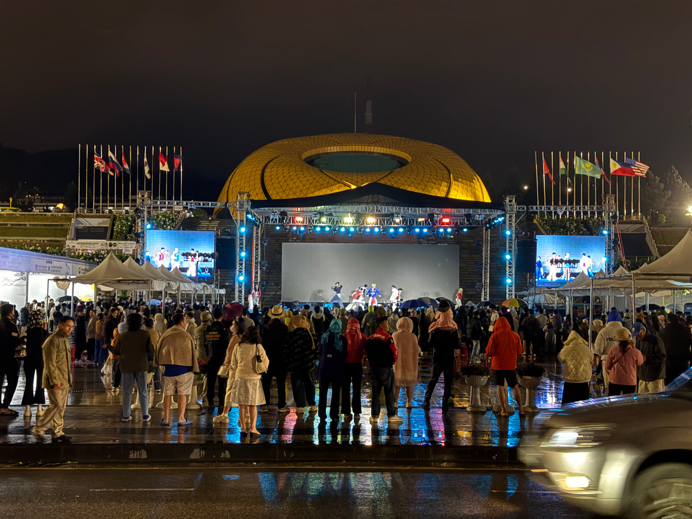 Đêm nhạc giao lưu thu hút đồng đảo người dân, du khách đến thưởng thức.