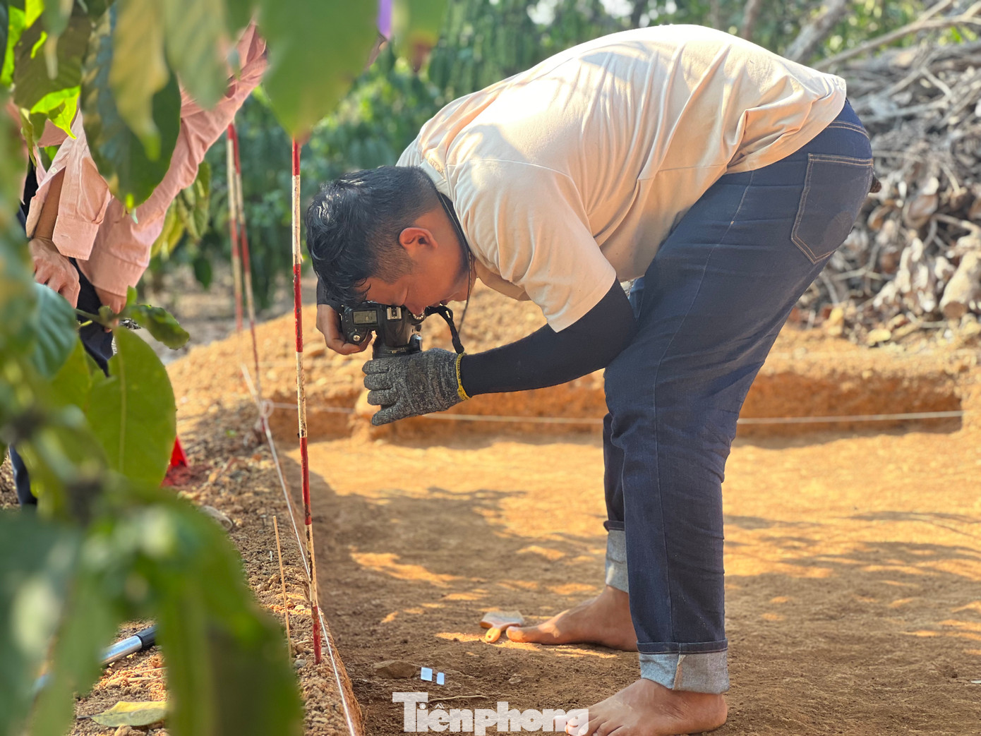 Thành viên đoàn khảo cổ đánh dấu, chụp hình các địa điểm phát hiện hiện vật.