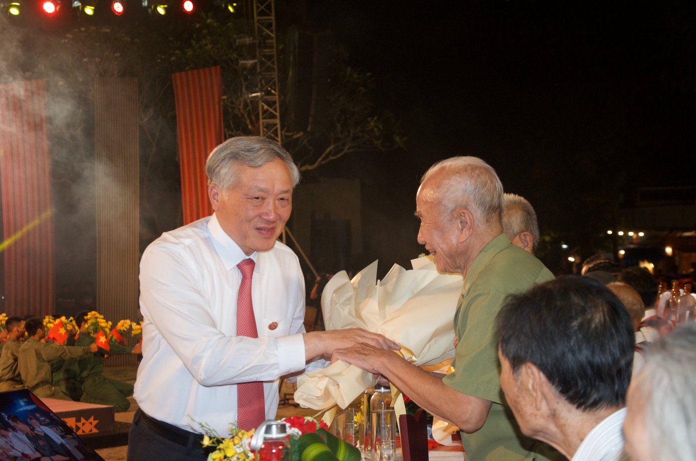 Đại biểu tặng hoa và trao kỷ niệm chương cho 6 cựu du kích, dân công hỏa tuyến đã tham gia chiến dịch Bắc Tây Nguyên. Đại biểu tặng hoa và trao kỷ niệm chương cho 6 cựu du kích, dân công hỏa tuyến đã tham gia chiến dịch Bắc Tây Nguyên.