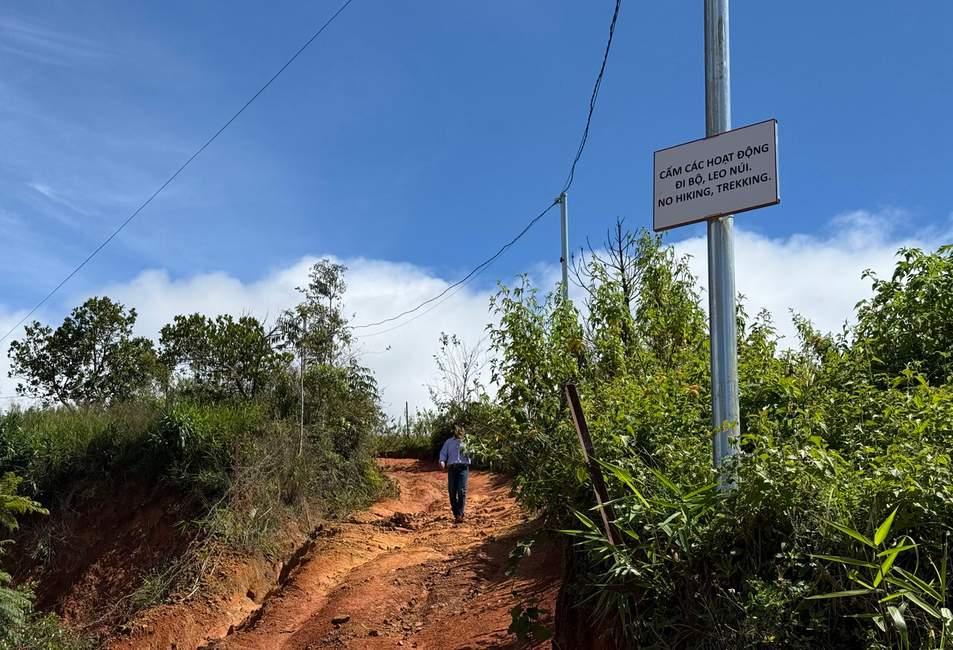 Tuyến đường mòn đã treo biển cấm đi bộ, leo núi... tuy nhiên du khách vẫn phất lờ.