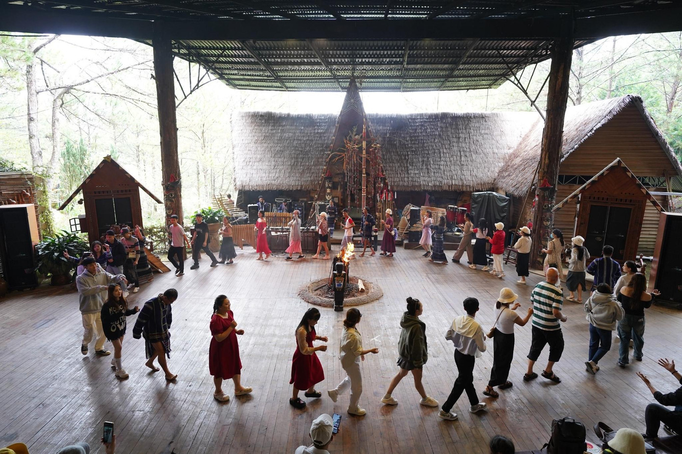 Đoàn du khách tham gia văn nghệ tại một khu du lịch tại Đà Lạt. Ảnh: TLTY