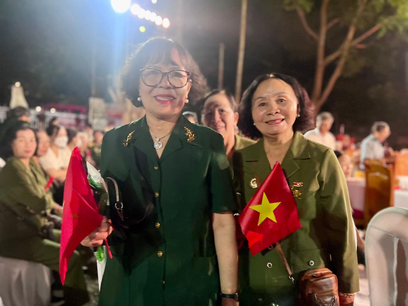 Bà Ngoãn (bên trái) vui vẻ tại điểm cầu Kon Tum. Bà Ngoãn (bên trái) vui vẻ tại điểm cầu Kon Tum.