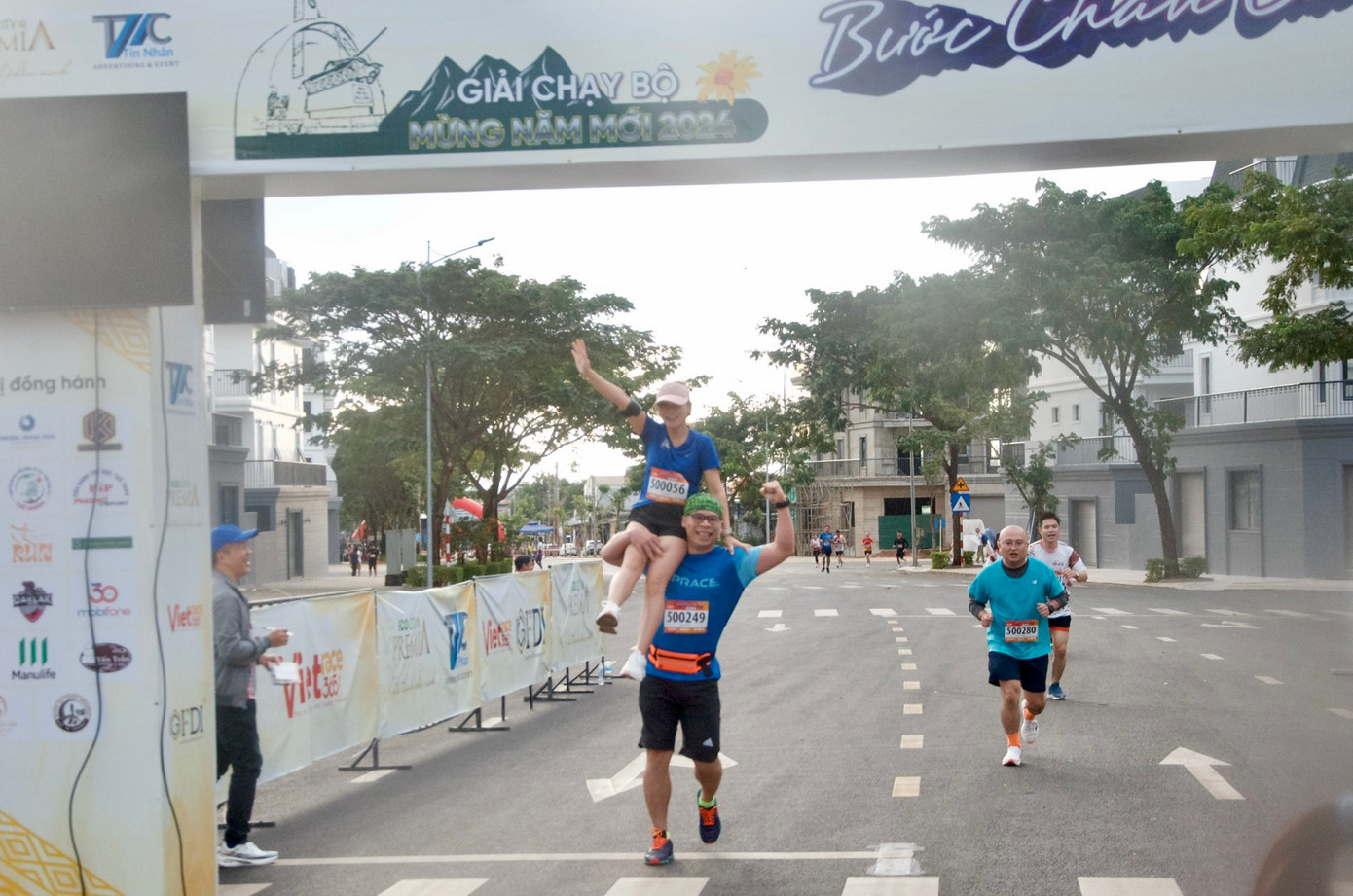 Cặp đôi runner ăn mừng khi về đích Cặp đôi runner ăn mừng khi về đích