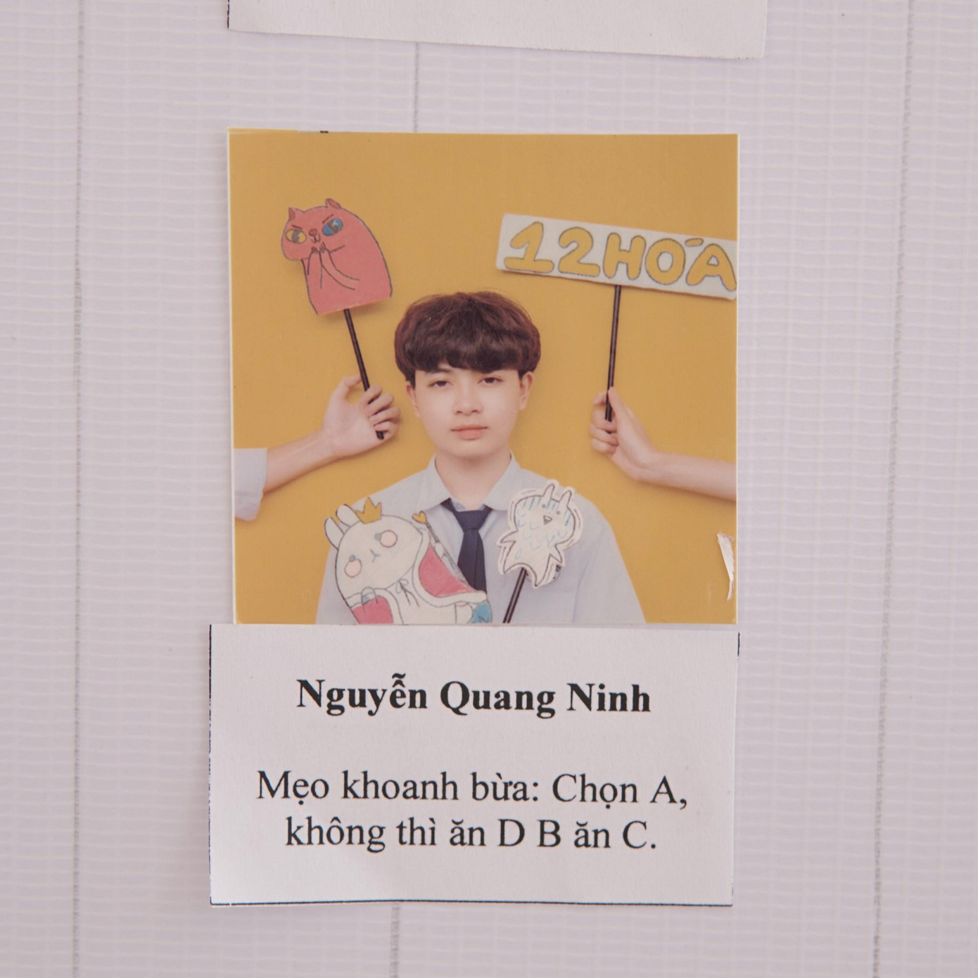 Mẹo khoanh "lụi" quen thuộc của teen mỗi mùa thi.