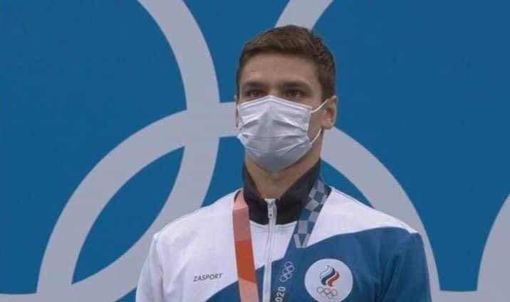 Hành động vô lí của BTC đã khiến Evgeny "giận tím người" vì không được đeo chiếc khẩu trang yêu thích. Ảnh: Internet. Hành động vô lí của BTC đã khiến Evgeny "giận tím người" vì không được đeo chiếc khẩu trang yêu thích. Ảnh: Internet.