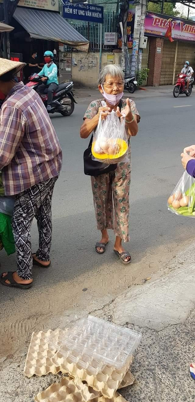 Những món quà này như lời động viên đến mọi người trong tình hình dịch bệnh căng thẳng.