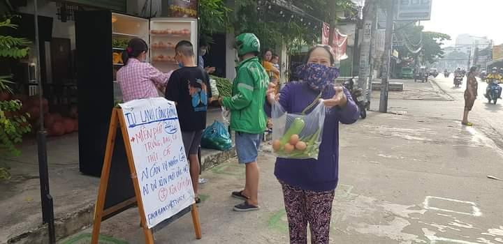 Người dân vui vẻ khi nhận "quà".