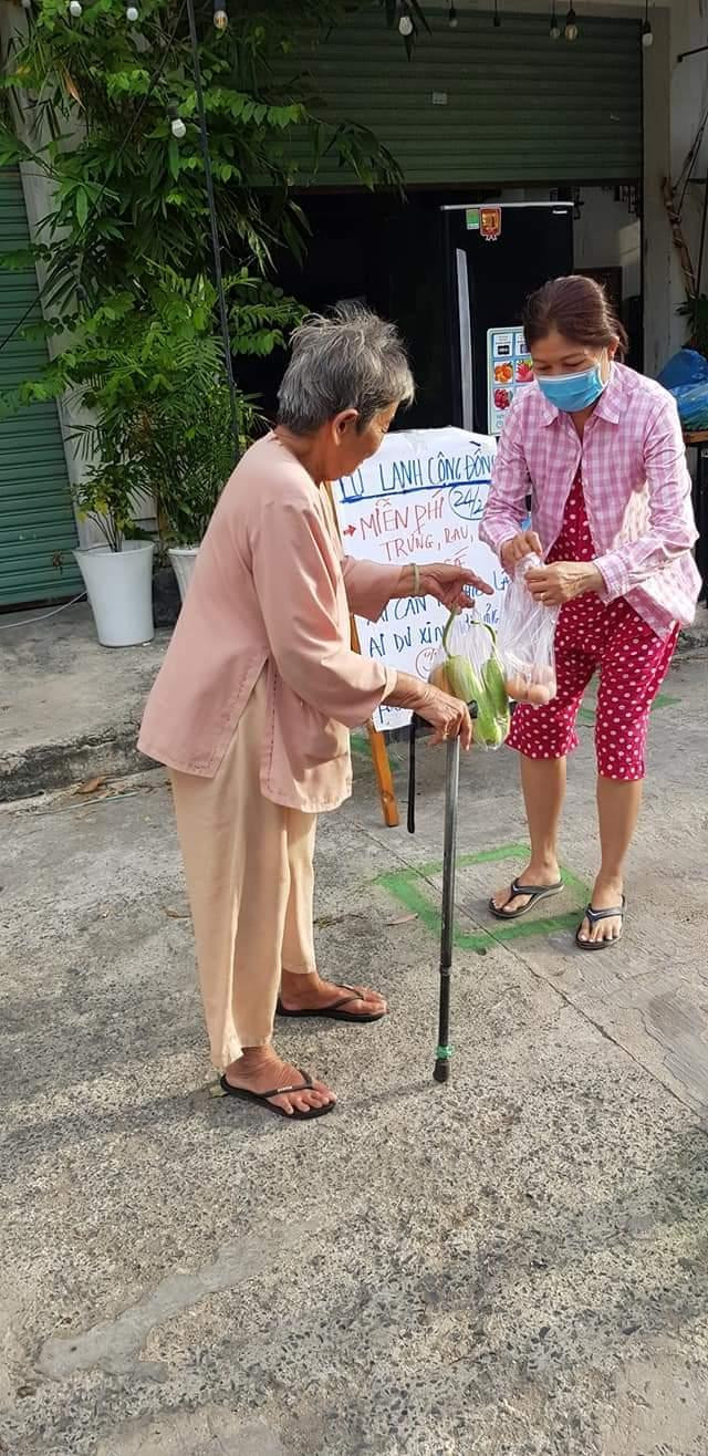 Ngoài những người lao động, còn có những cụ già đến nhận.