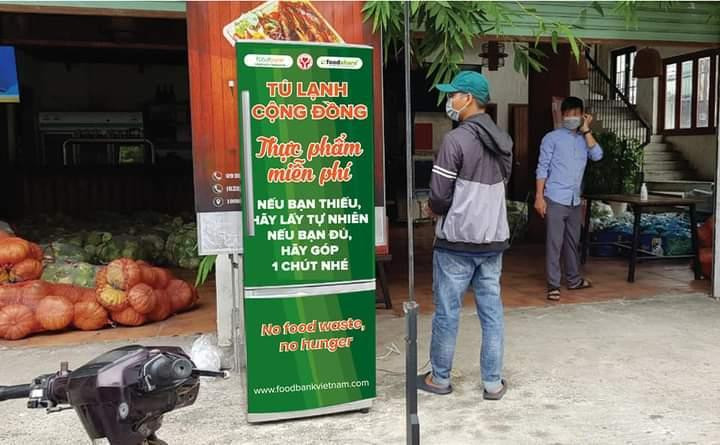 Chiếc bảng kêu gọi cho đi và nhận lại.