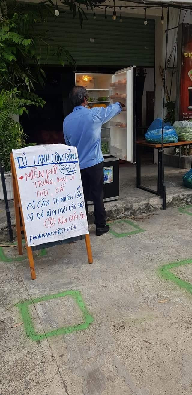 Chiếc tủ lạnh với thông điệp &quot;Food Bank&quot;, nghĩa là &quot;Ngân hàng đồ ăn&quot;.