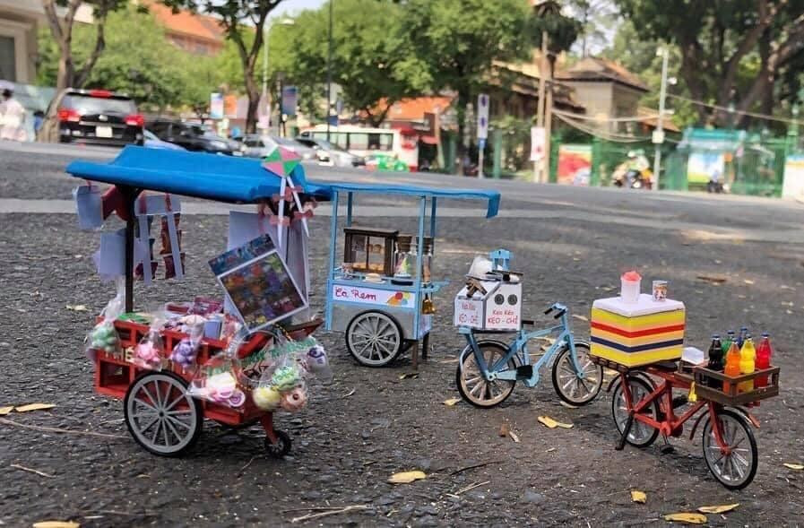 Hình ảnh quen thuộc của tuổi thơ được mô tả qua những chiếc xe tí hon.