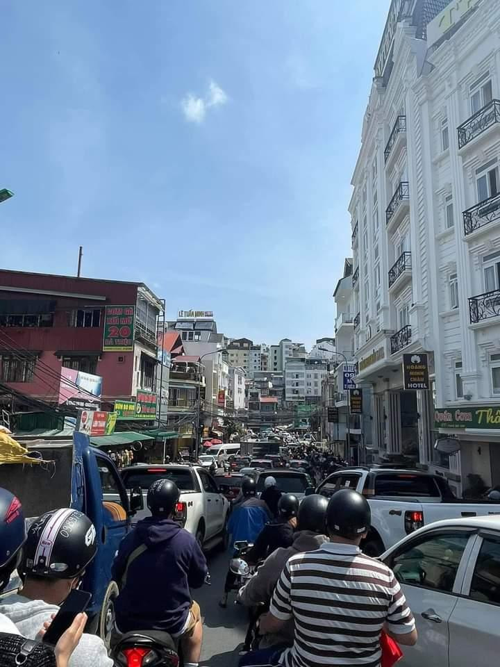 Dù mới sáng sớm nhưng nhiều tuyến đường tại Đà Lạt đã kẹt cứng. Ảnh: Nicky Nhan.
