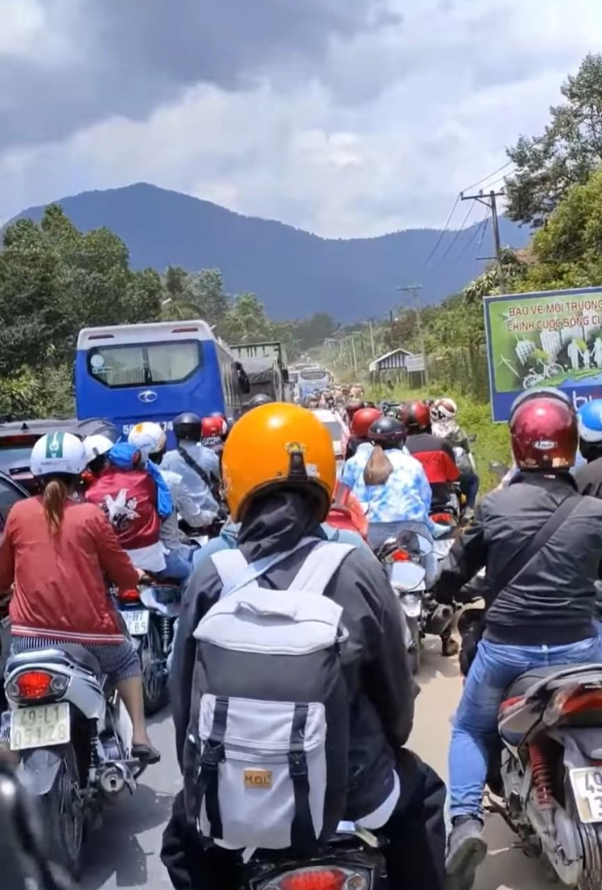 Đoạn đường ở đèo Bảo Lộc kẹt cứng suốt nhiều giờ. Ảnh: Trâm Ak.