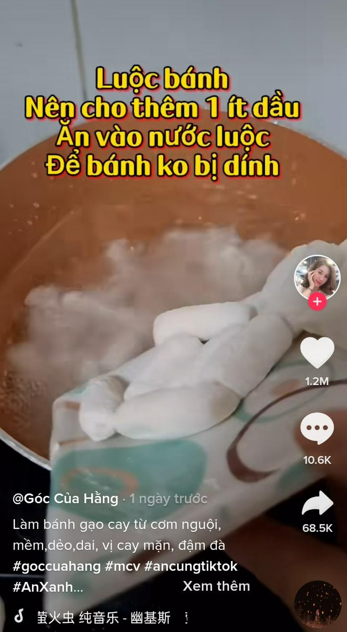 Bước 3: Cho những lát bánh gạo vừa cắt vào một nồi nước sôi để luộc chín. Bước 3: Cho những lát bánh gạo vừa cắt vào một nồi nước sôi để luộc chín.