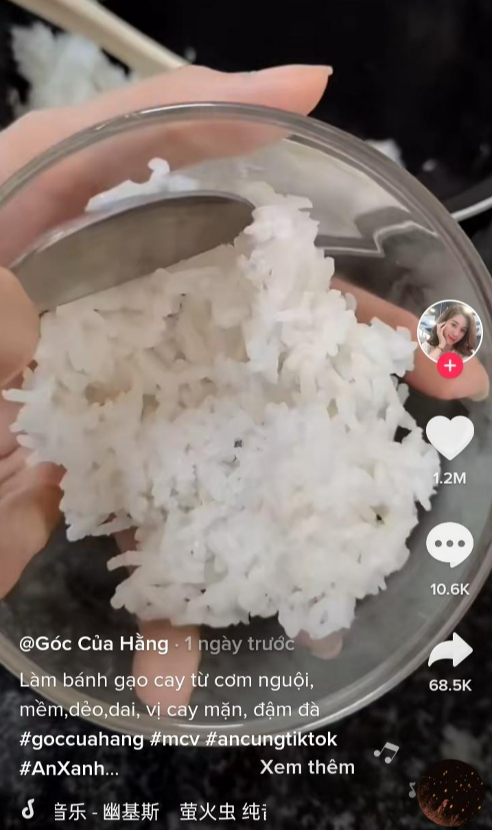 Bước 1: "Tận dụng" cơm nguội để mang đi tán mịn hoặc xay nhuyễn. Lưu ý: Nếu muốn lên cơ tay, bạn có thể dùng muỗn hoặc chày để tán. Bước 1: "Tận dụng" cơm nguội để mang đi tán mịn hoặc xay nhuyễn. Lưu ý: Nếu muốn lên cơ tay, bạn có thể dùng muỗn hoặc chày để tán.