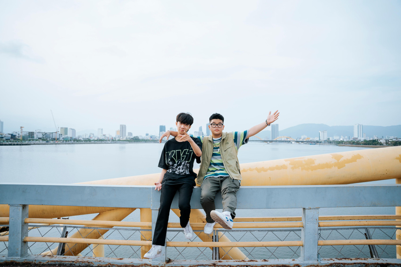 Cặp đôi Híu (phải) và Bâu (trái). Cặp đôi Híu (phải) và Bâu (trái).