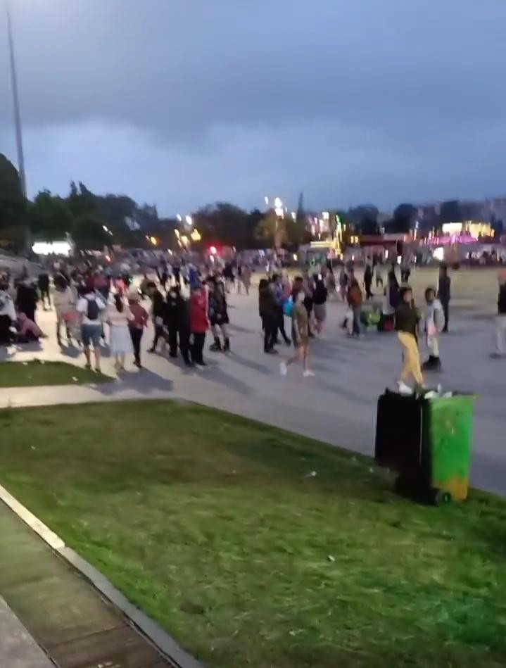 Lượng khách đổ về quảng trường Lâm Viên cũng đông đúc không kém. Ảnh: Trịnh Trí Tín.