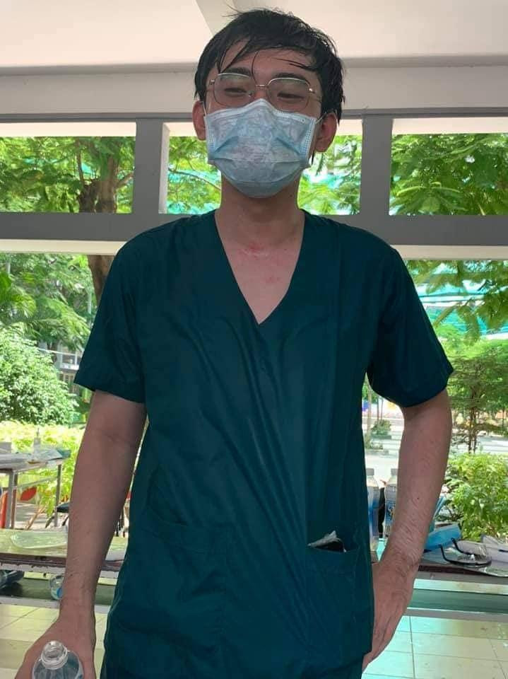 Dù thời tiết rất nóng nhưng các bạn không hề than vãn. Dù thời tiết rất nóng nhưng các bạn không hề than vãn.