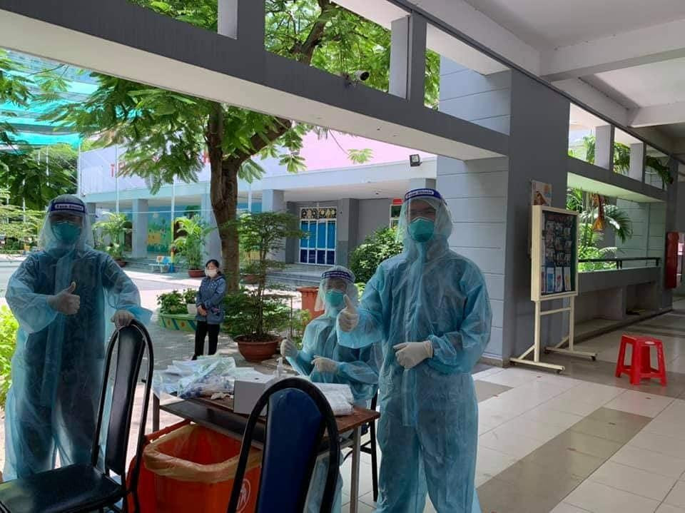 Các sinh viên khoa Y xung phong hỗ trợ phòng, chống dịch trong đợt bùng phát dịch thứ 4. Các sinh viên khoa Y xung phong hỗ trợ phòng, chống dịch trong đợt bùng phát dịch thứ 4.