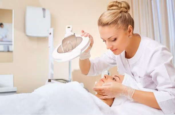 Nhiều bạn trẻ chọn cách vừa học vừa làm ở các trung tâm thẩm mỹ thay vì học tập bài bản tại các trường. Ảnh: Internet.