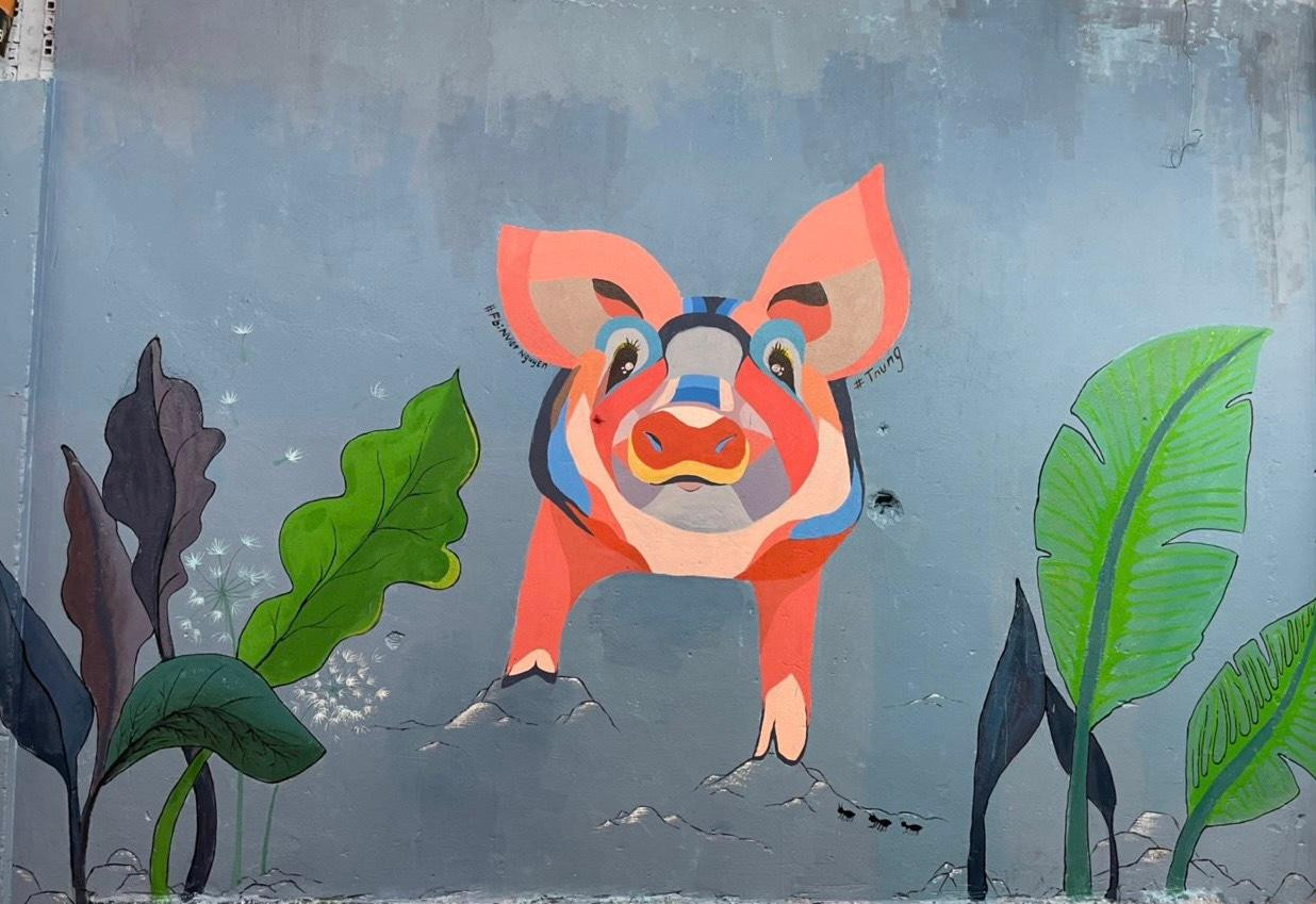 Hình vẽ chú lợn rừng trong không gian sống xanh.