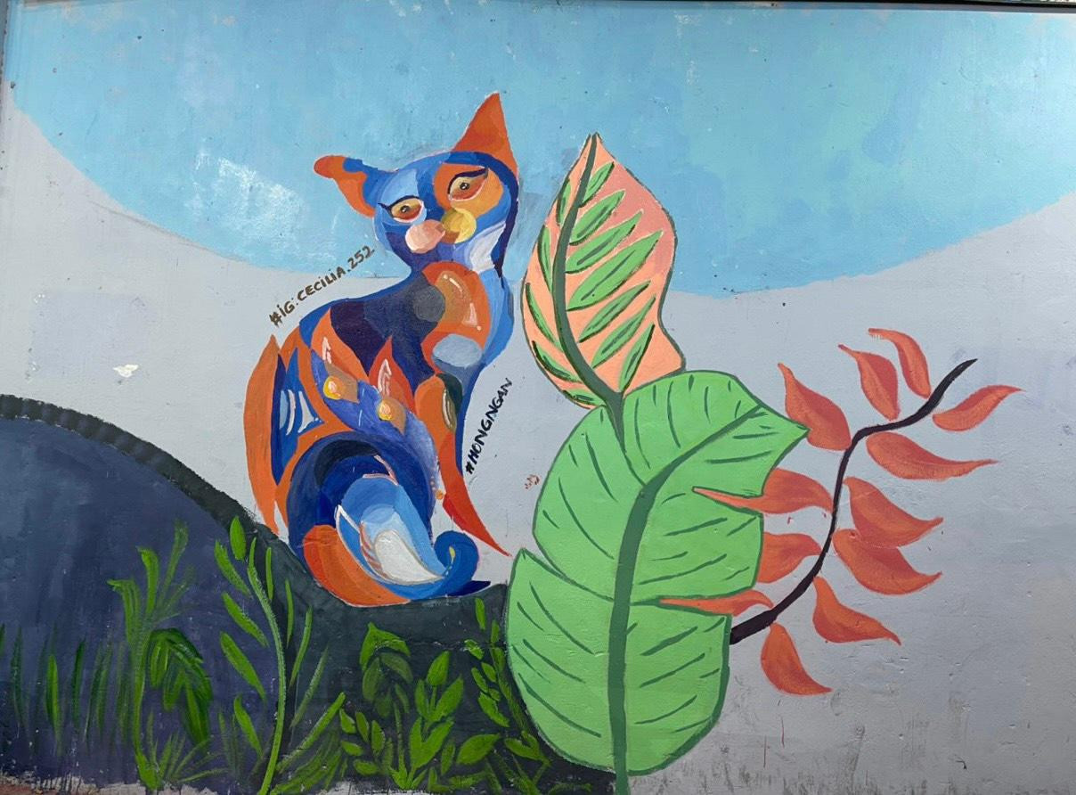 Hay những chiếc cỏ cây, hoa lá đầy màu sắc, rực rỡ sức sống.