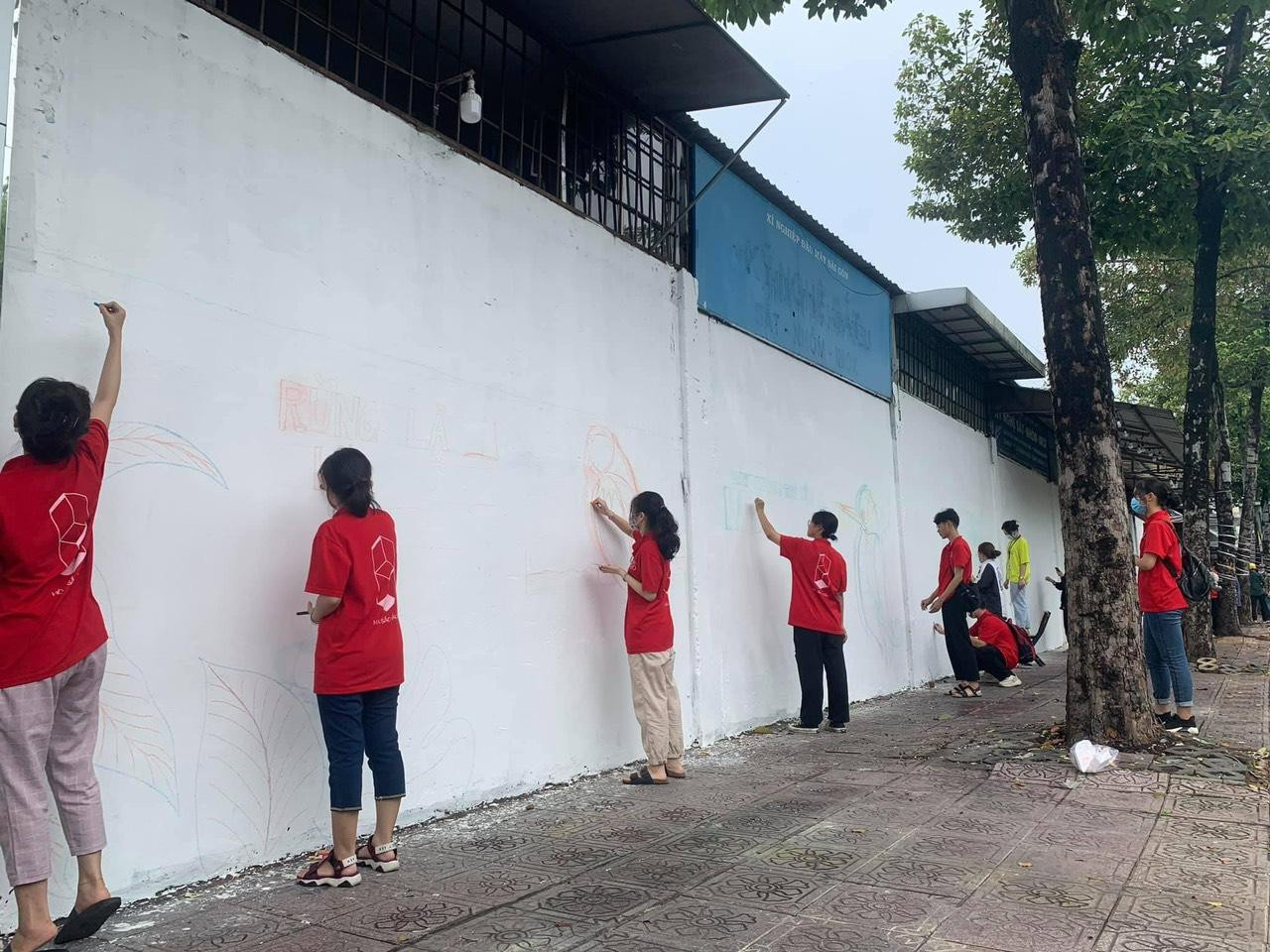 Các bạn sinh viên đang chuẩn bị cho những nét vẽ đầu tiên trên dãy tường cũ ở cung đường Hoàng Sa (Quận 3, TP.HCM)