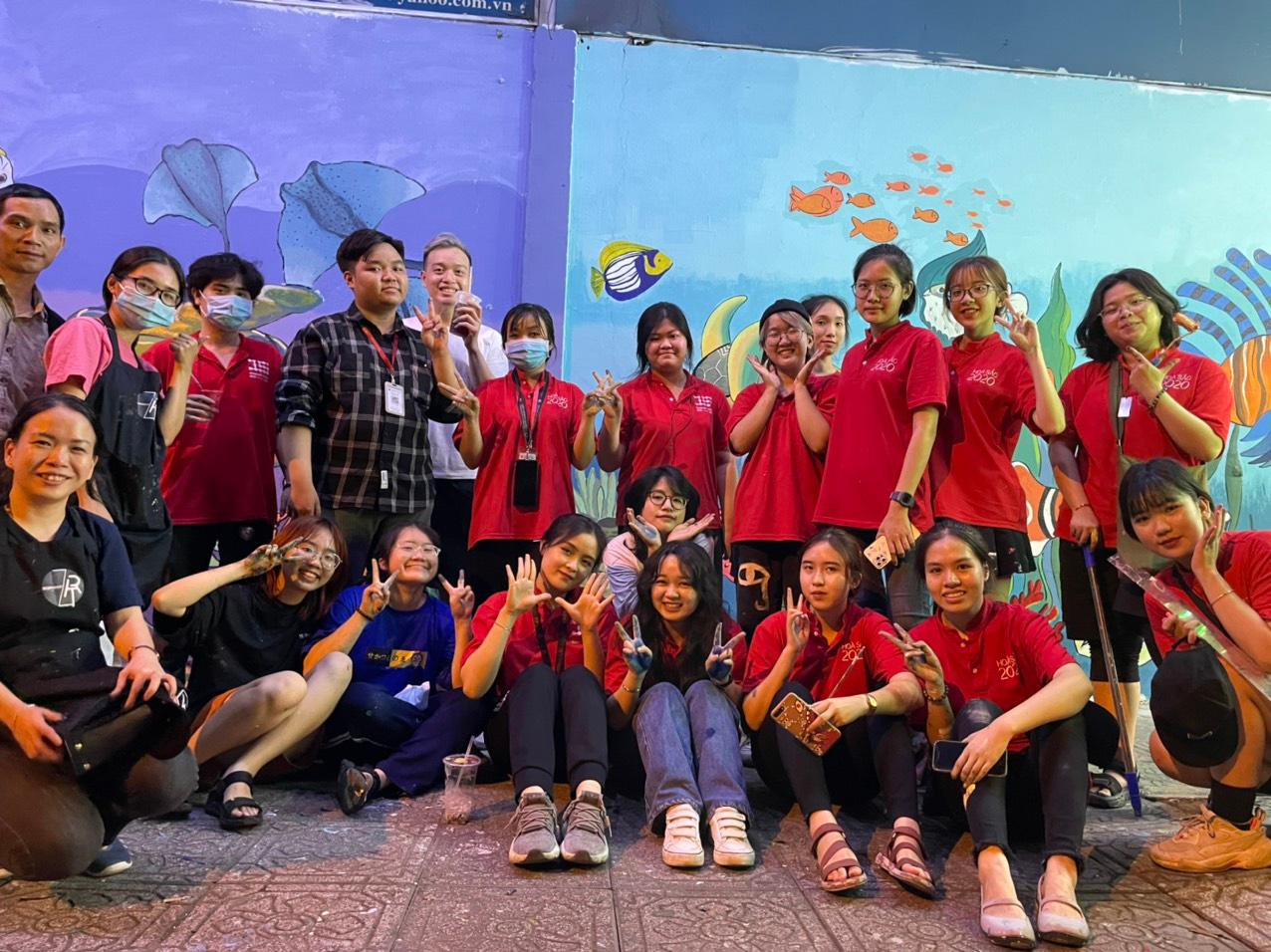 Niềm vui của các bạn sinh viên sau một ngày dài làm nên màu sắc cho những bức tường cũ kĩ.