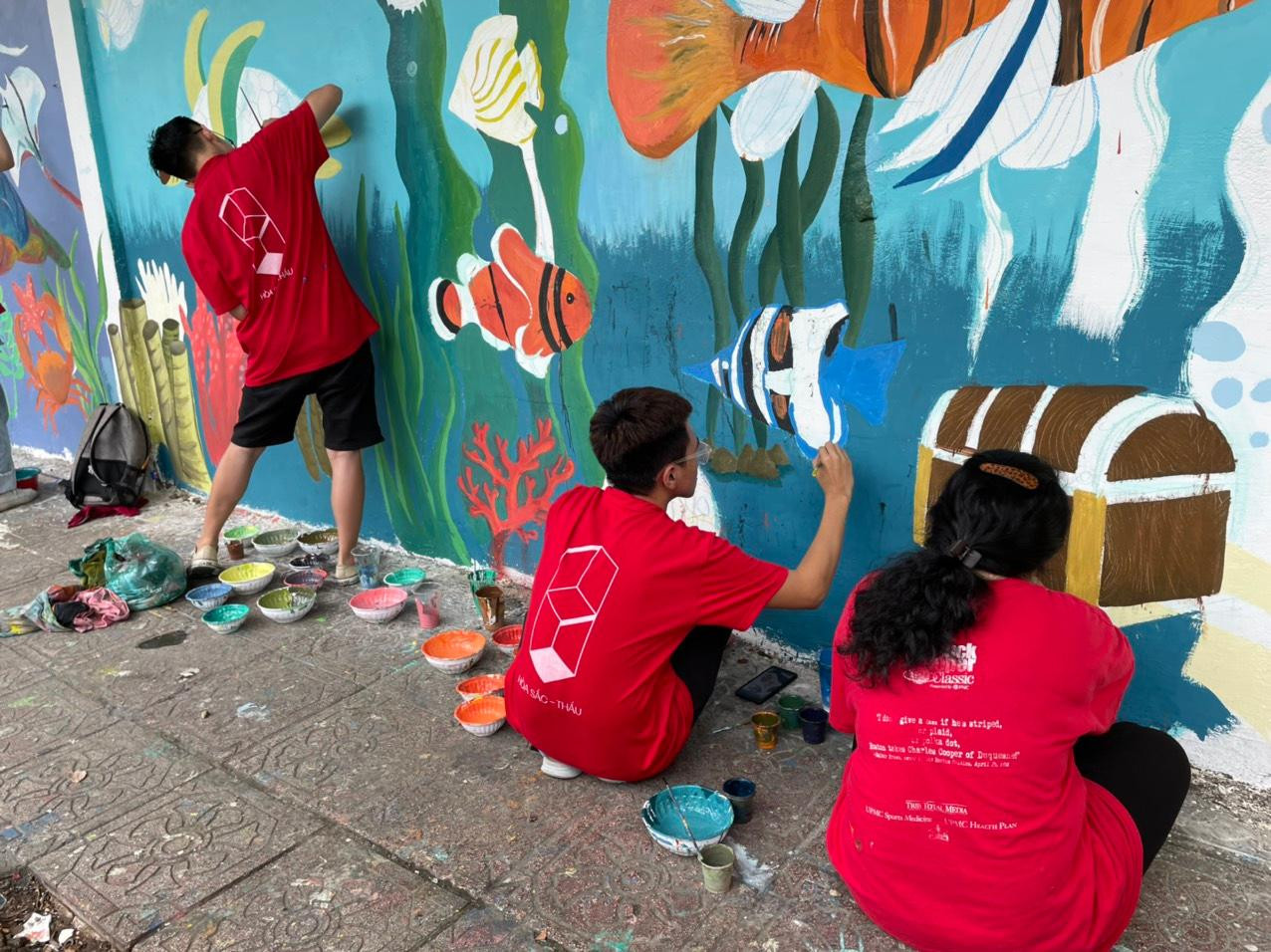 Bức tường cũ dần được “thay áo mới”.