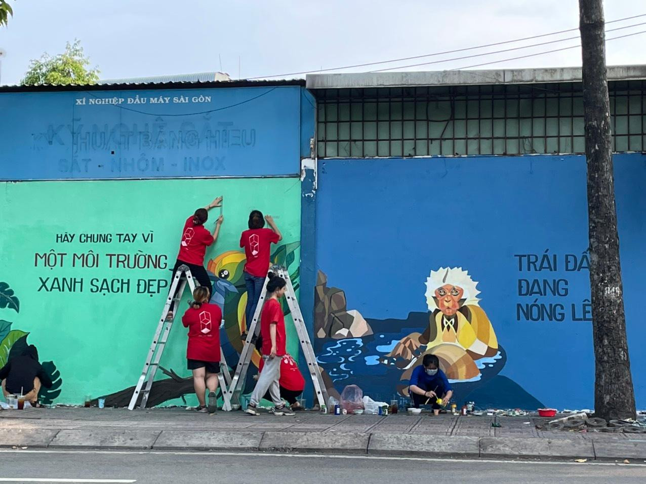 Những thông điệp ý nghĩa như “Hãy chung tay vì một môi trường xanh sạch đẹp” được các bạn trình bày một cách tỉ mỉ.