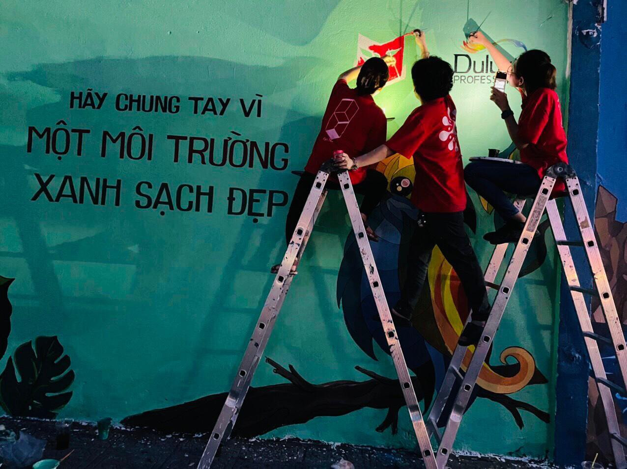 Dù trời tối nhưng các bạn vẫn nán lại để cùng nhau hoàn thành xong bản vẽ.