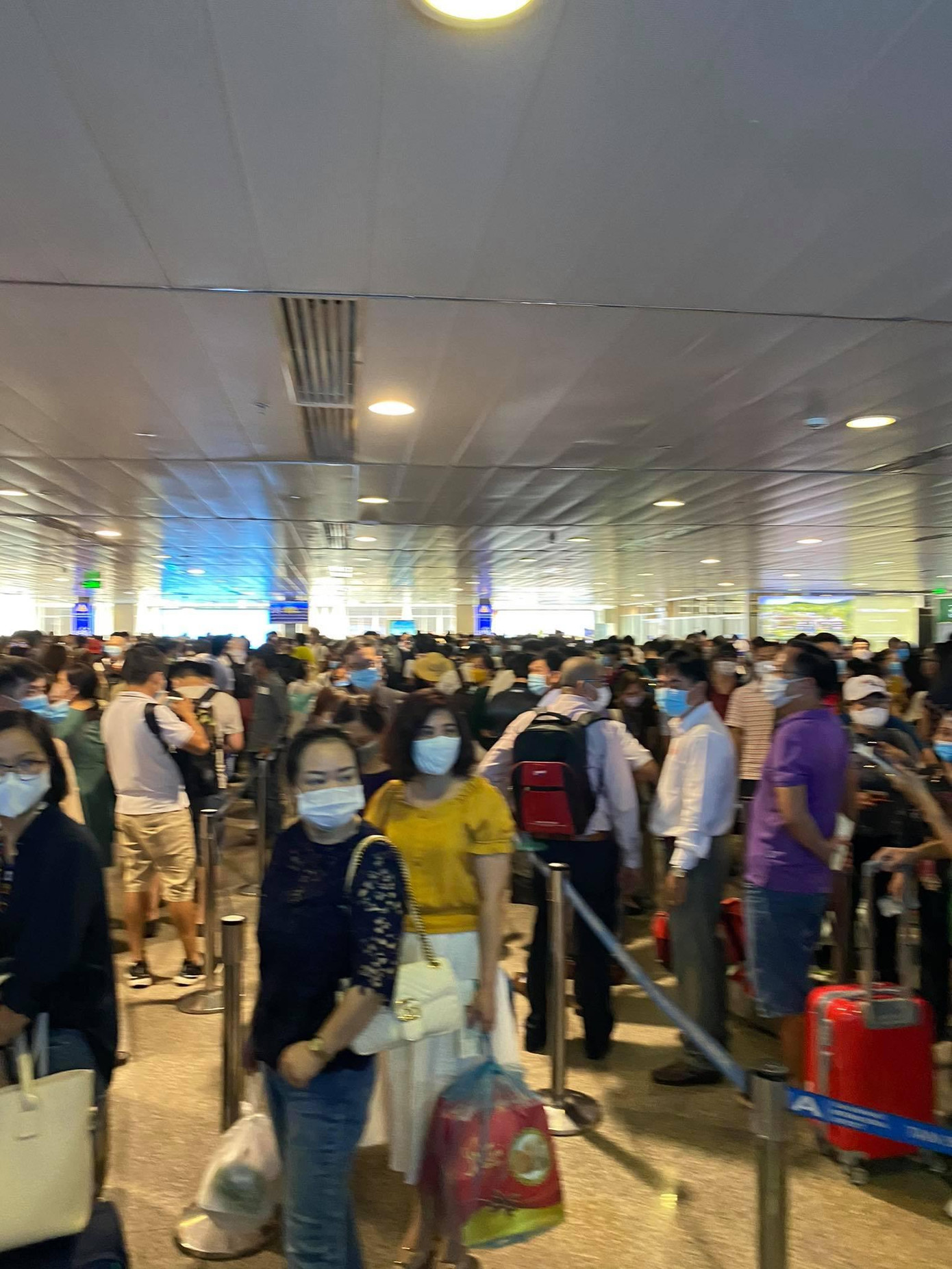 Lượng hành khách tăng cao dẫn đến tình trạng ùn tắc, gây kẹt cứng lối đi.