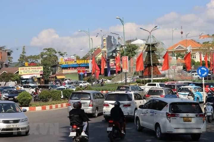 Nhiều tuyến đường kẹt xe, khó di chuyển. Ảnh: TTXVN