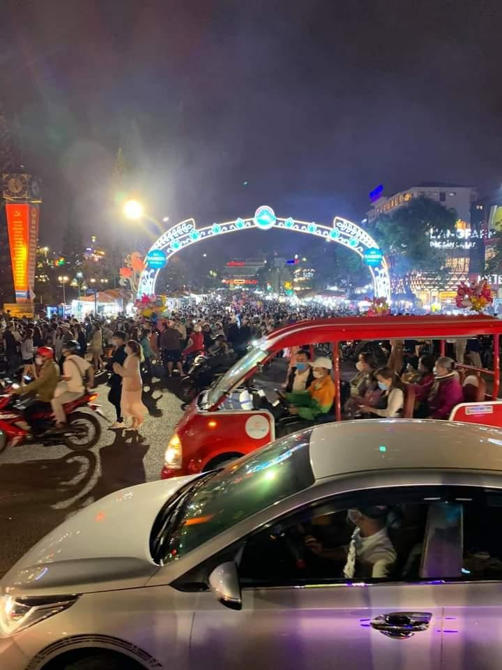 Khu chợ Đà Lạt thu hút nhiều du khách đến tham quan, mua sắm. Ảnh: Nguyễn Nhật Trường.