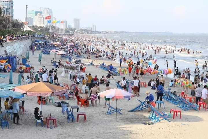 Phần lớn du khách tập trung ở Bãi Sau Vũng Tàu. Ảnh: Hải Vân Vũng Tàu.