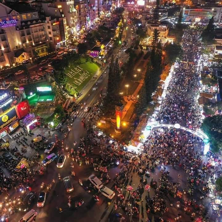 Nhìn từ trên cao có thể thấy, lượng xe và lượng người rất nhiều khiến giao thông nơi đây ùn tắc. Ảnh: Cao The Anh