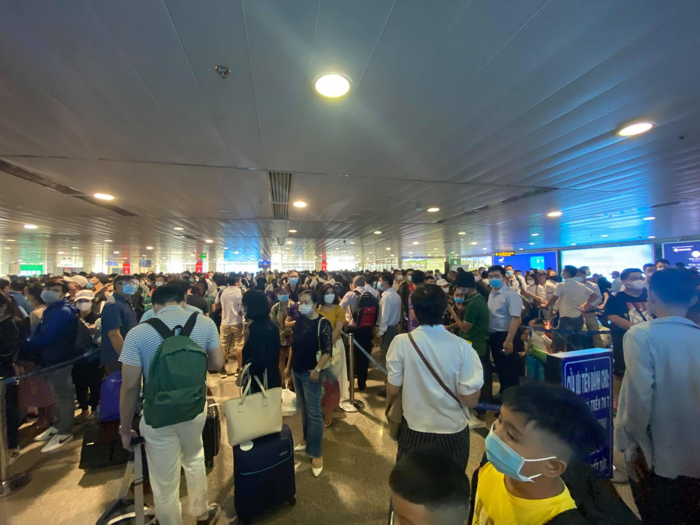 Lượng hành khách những ngày gần đây tăng đáng kể tại sân bay Tân Sơn Nhất.