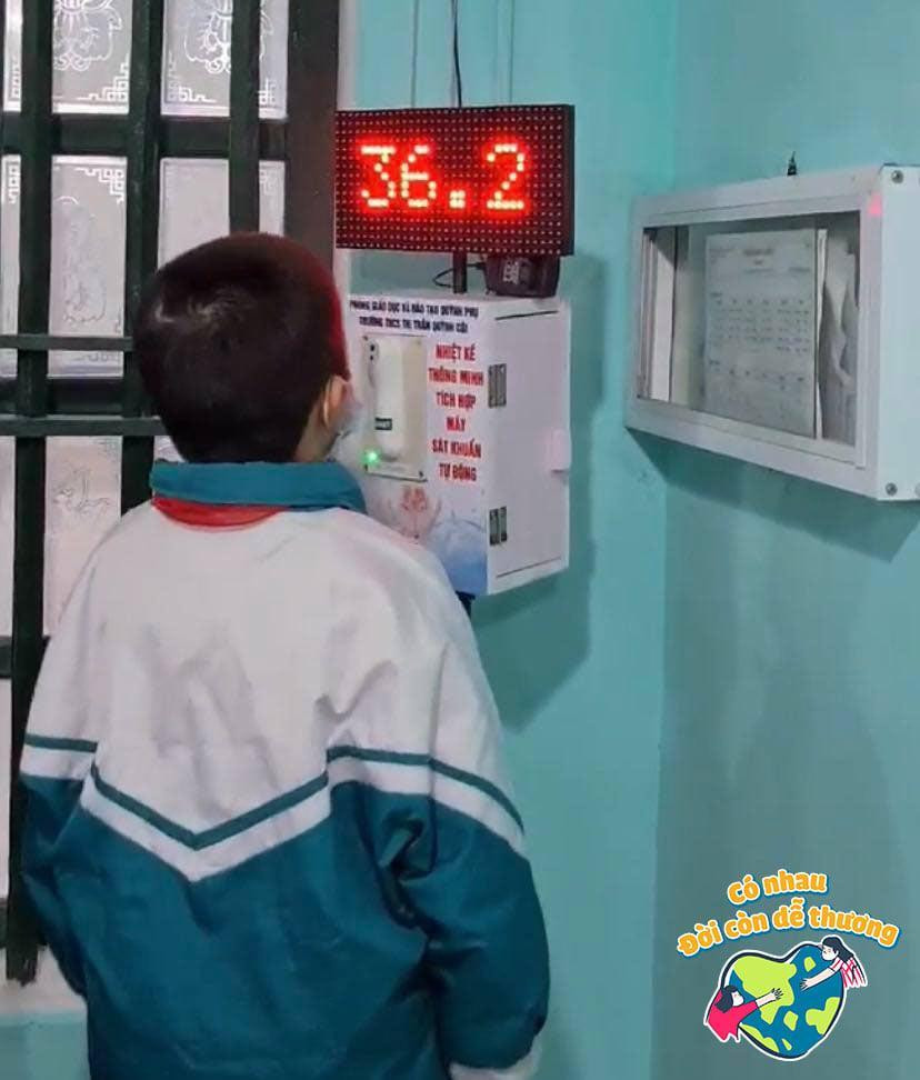 Chiếc máy đo thân nhiệt và rửa tay tự động của nhóm bạn Lê Ngọc Linh có thể điều chỉnh đo thân nhiệt theo chiều cao và lưu trữ thông tin người đo. Chiếc máy đo thân nhiệt và rửa tay tự động của nhóm bạn Lê Ngọc Linh có thể điều chỉnh đo thân nhiệt theo chiều cao và lưu trữ thông tin người đo.